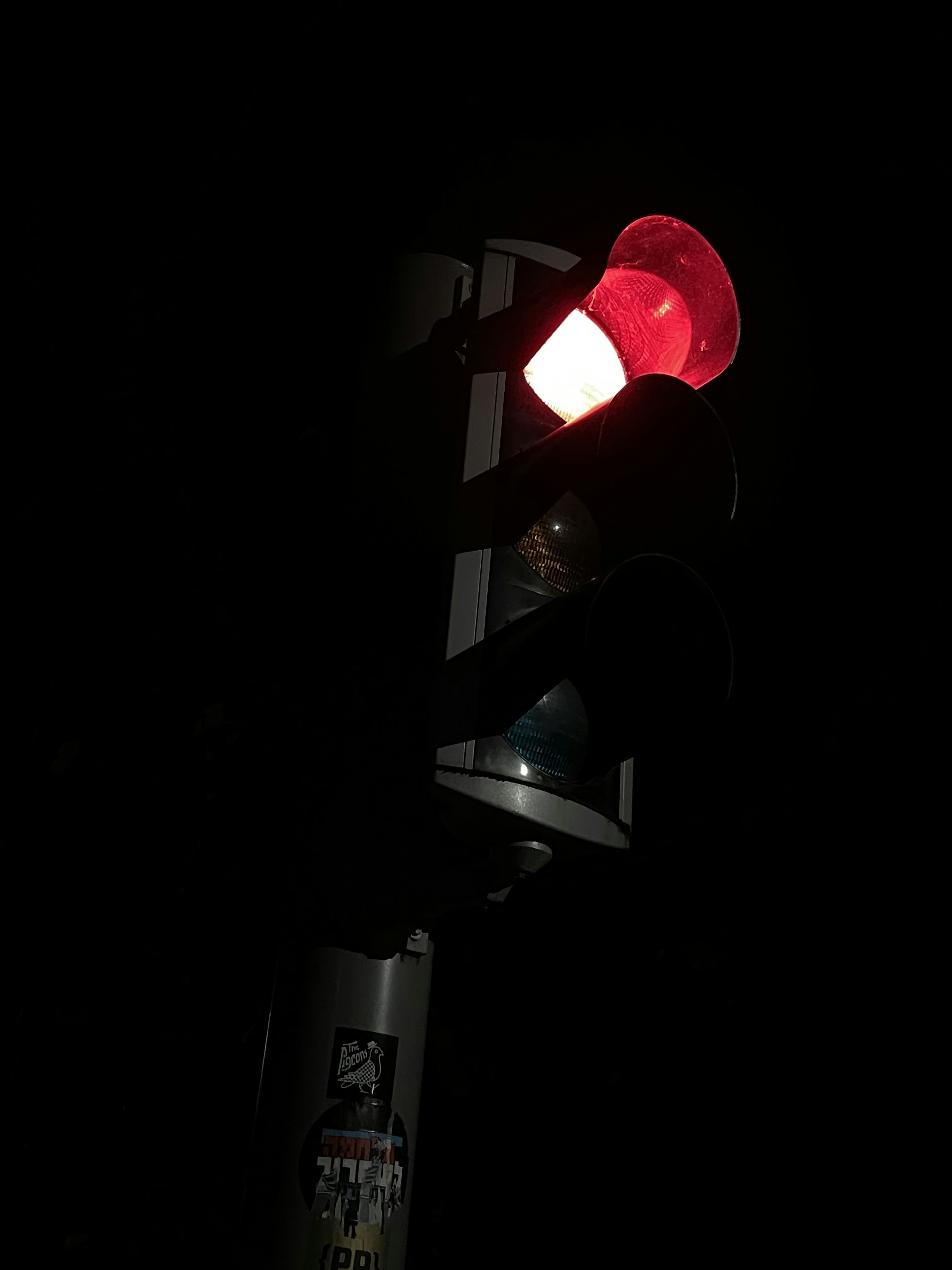 a traffic light that is red in the dark