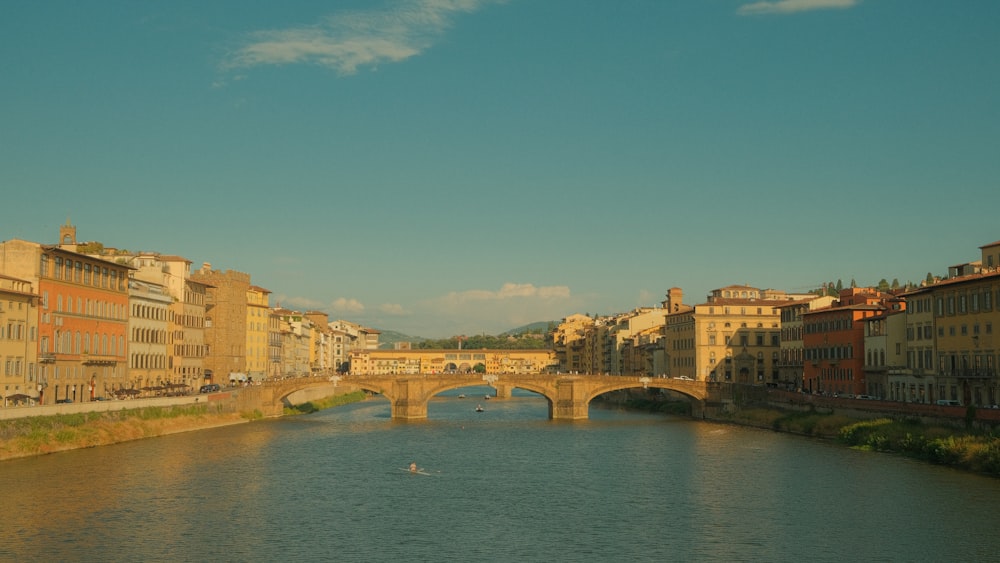 Ein Fluss, der neben hohen Gebäuden durch eine Stadt fließt