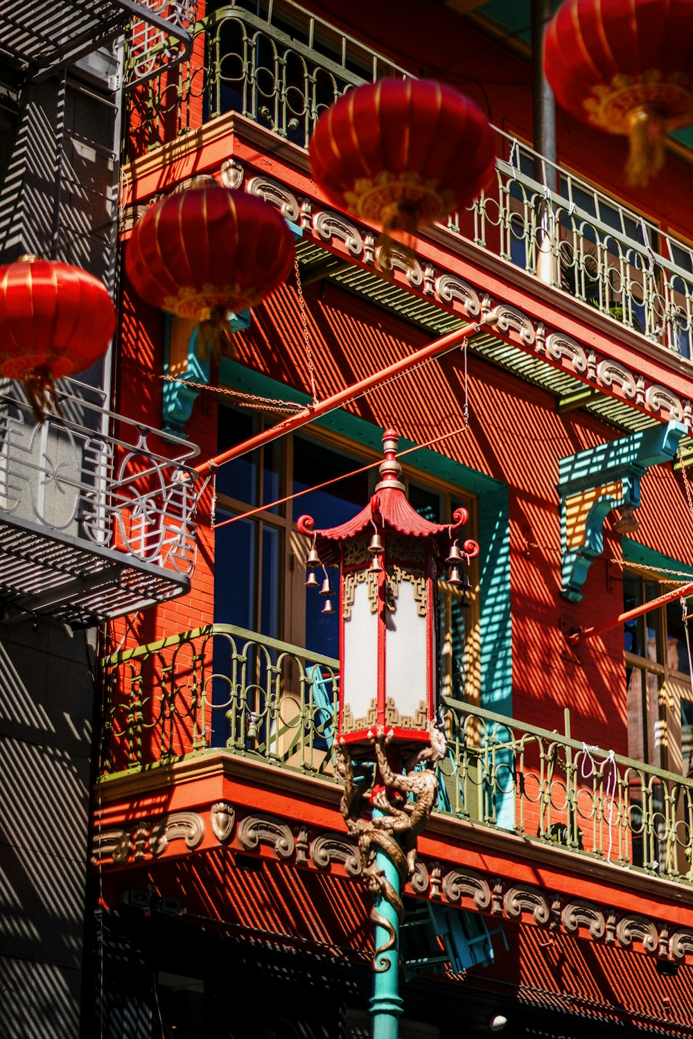 Un edificio rojo con linternas rojas colgando de sus balcones