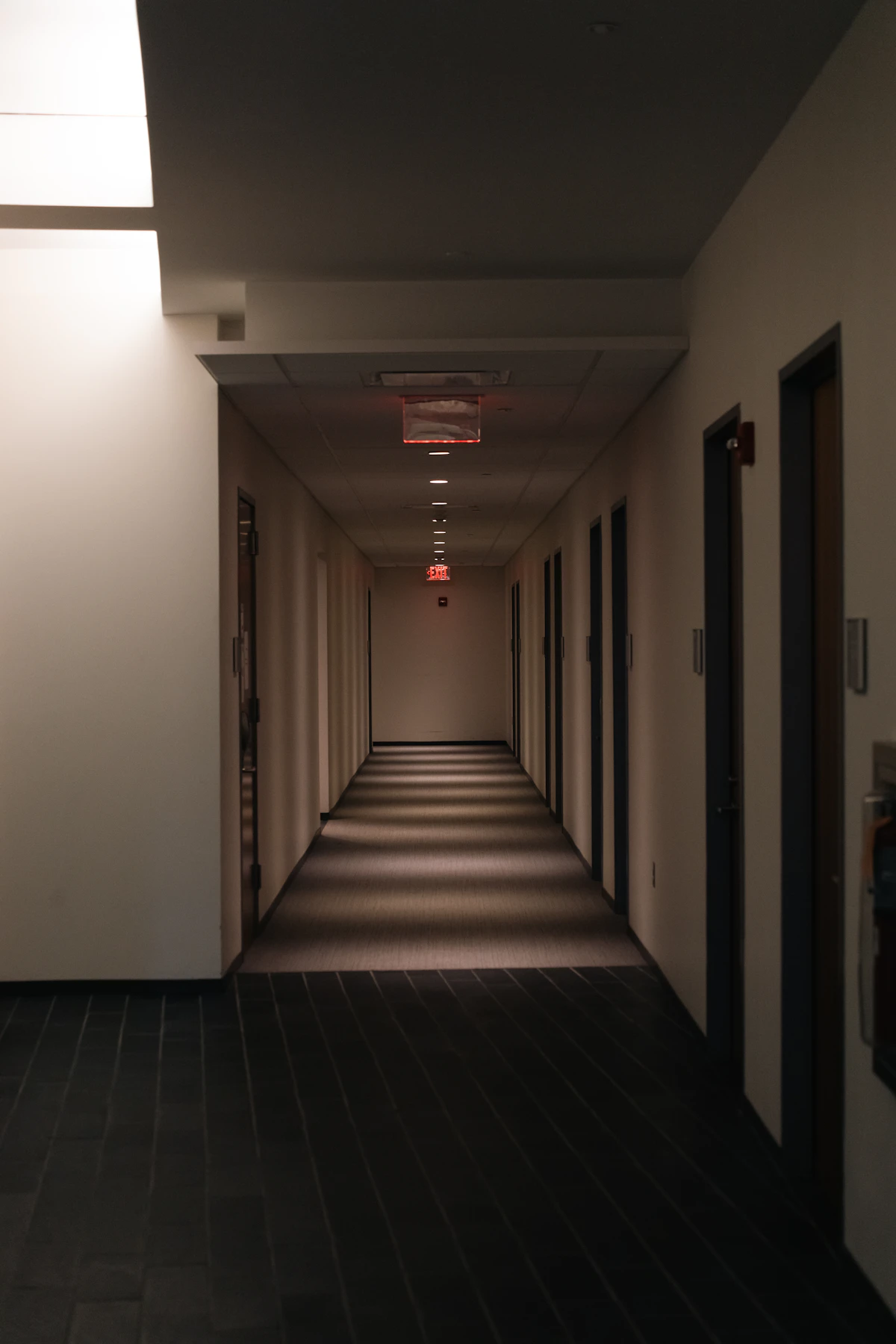 Lorong panjang yang sepi dengan lampu hangat