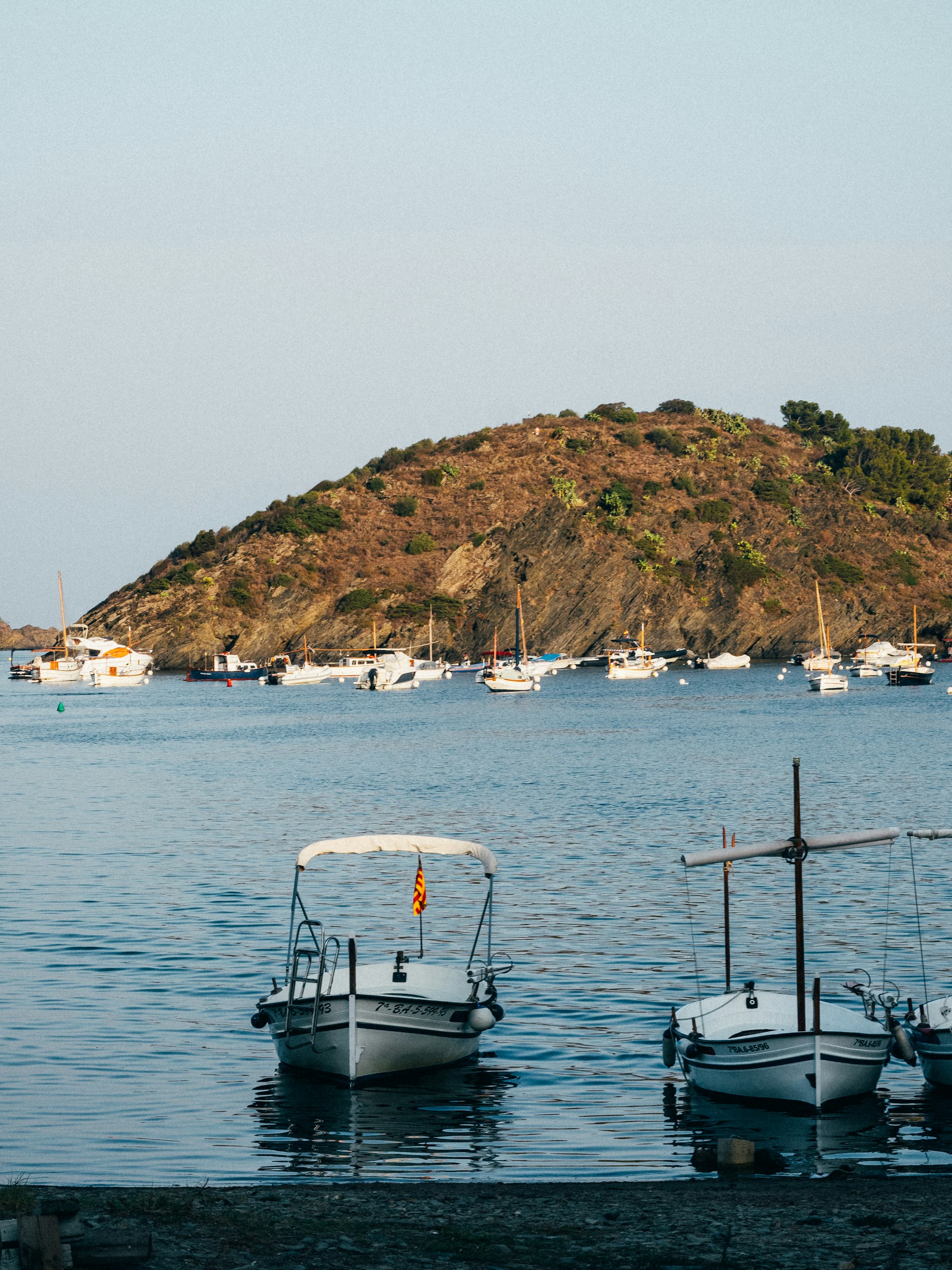 Barcos en Portlligat, otro de los destinos más populares en la Costa Brava. 
