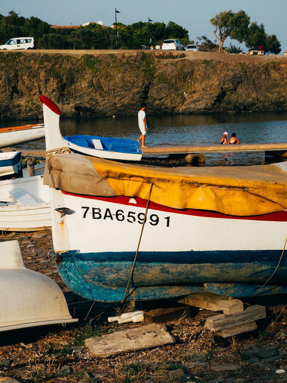 une rangée de bateaux assis au sommet d’une plage