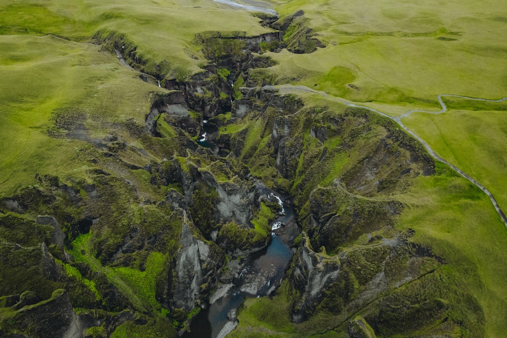 Luftaufnahme eines Flusses, der durch ein Tal fließt