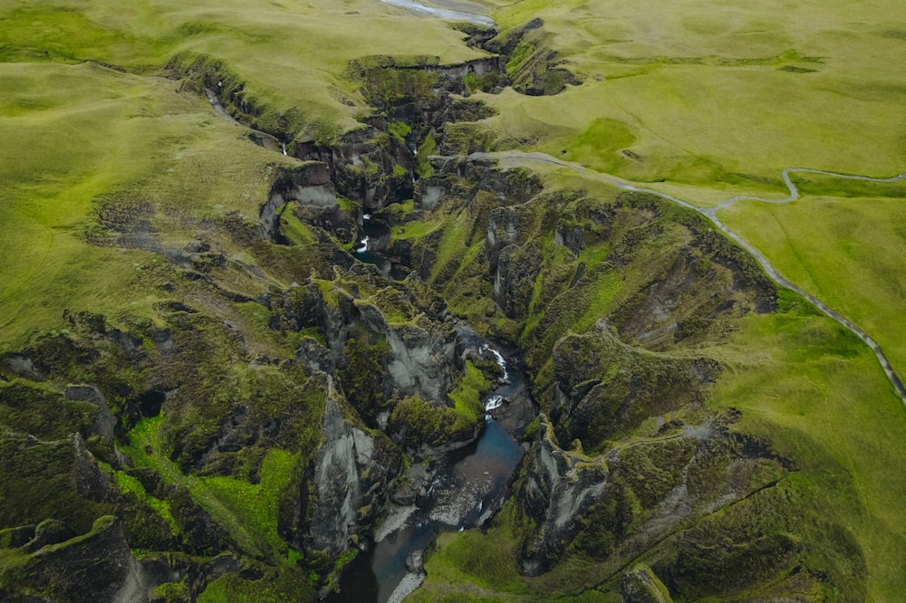 Vue aérienne d’une rivière traversant une vallée