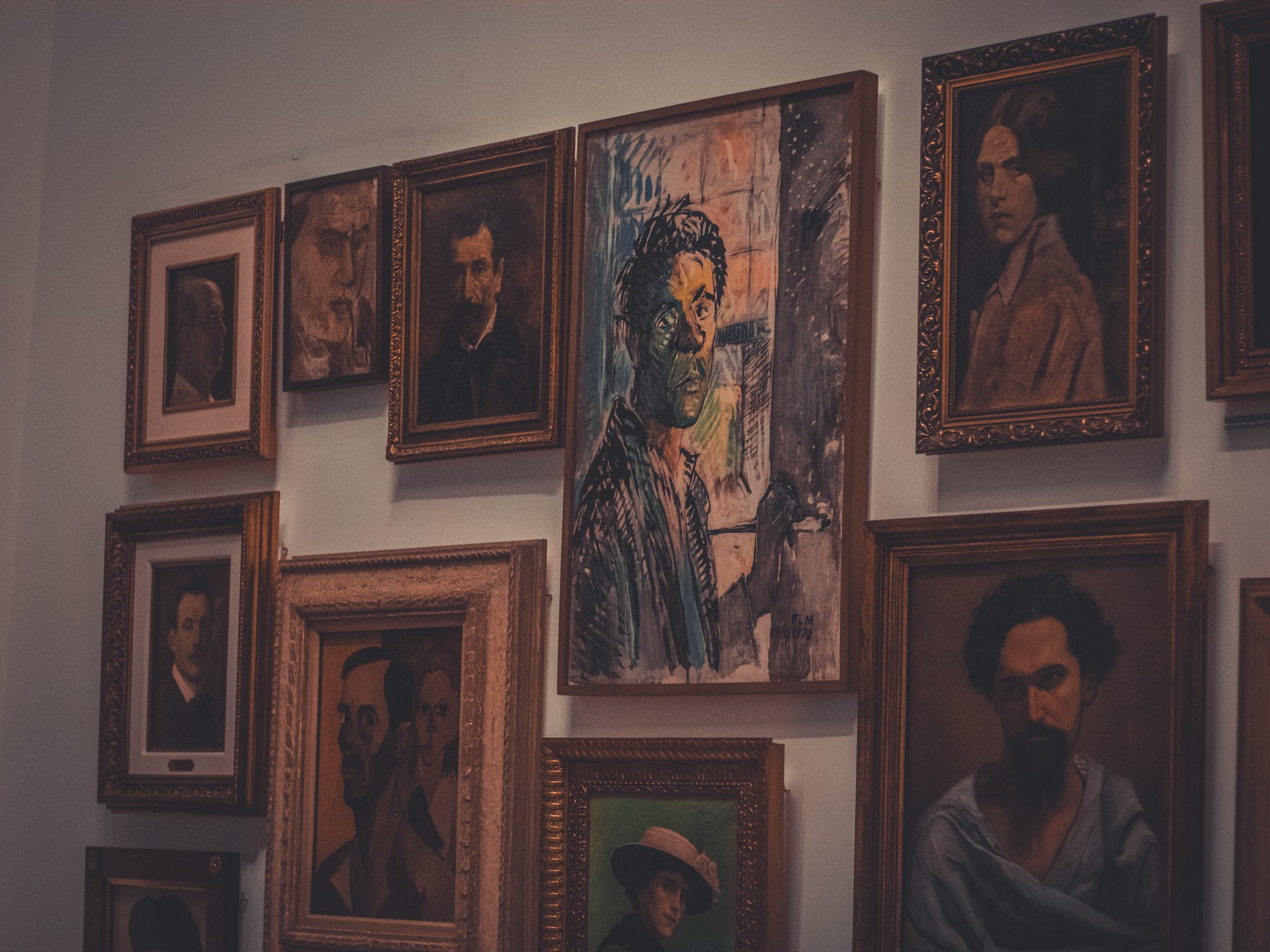 gray computer monitor