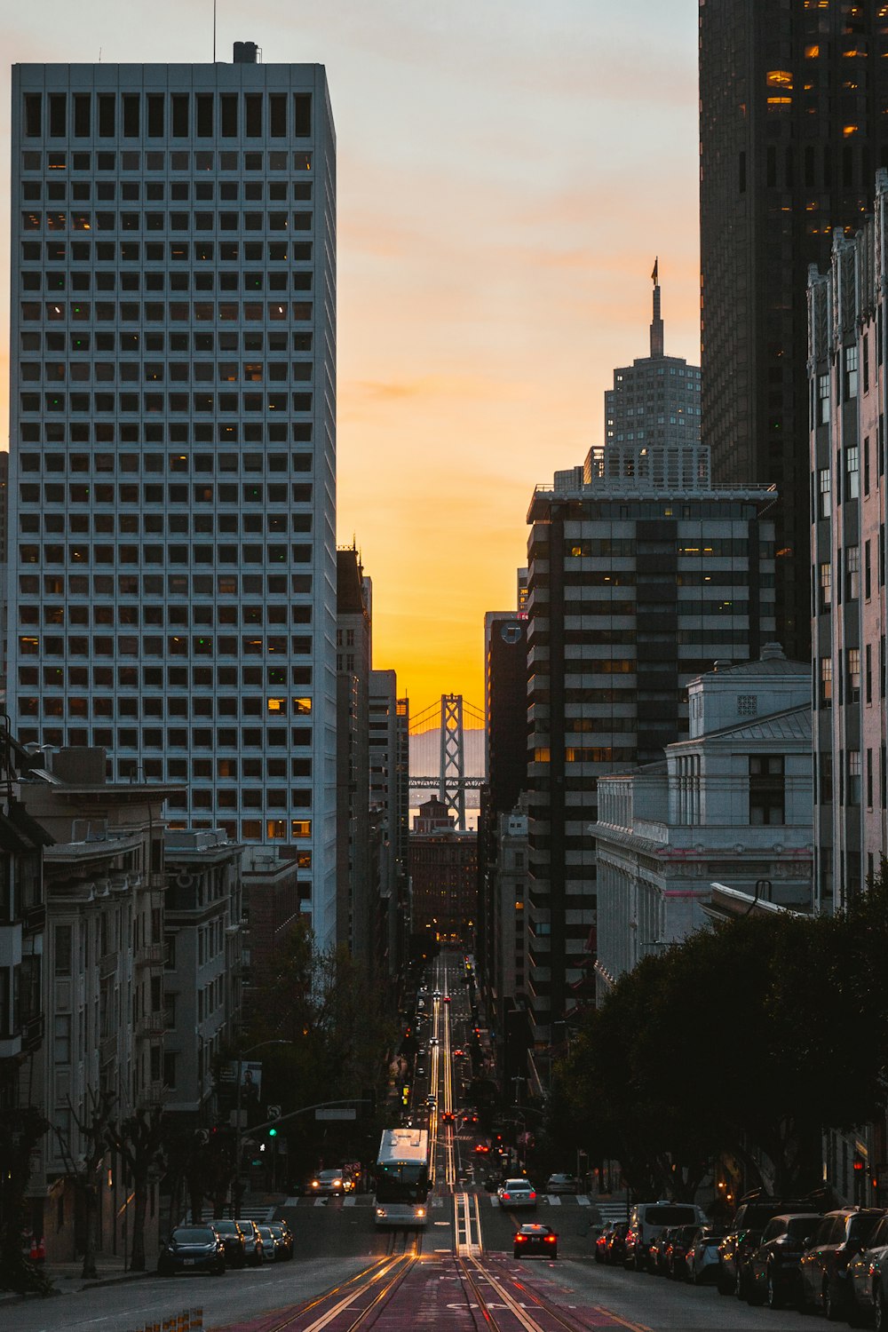 Eine Stadtstraße bei Sonnenuntergang mit hohen Gebäuden