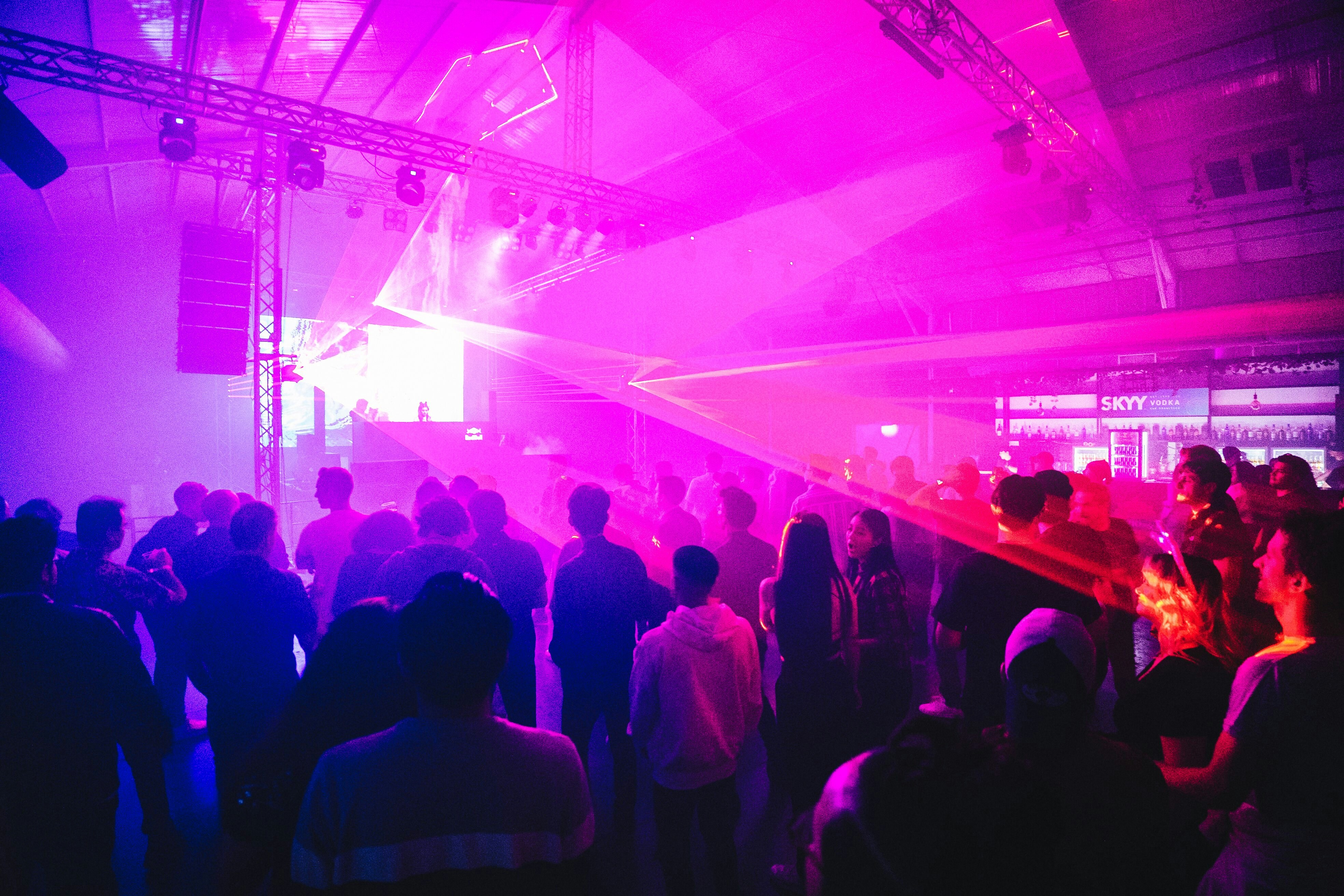 Image de Une clôture d’été explosive : Elrow anime le Poney Club à Toulouse