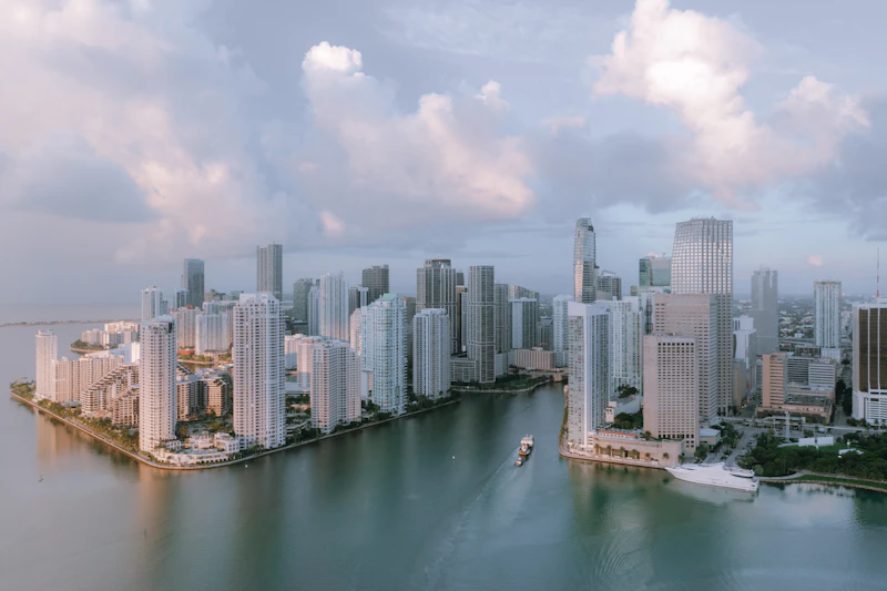 bahía rodeada de edificios altos en Miami