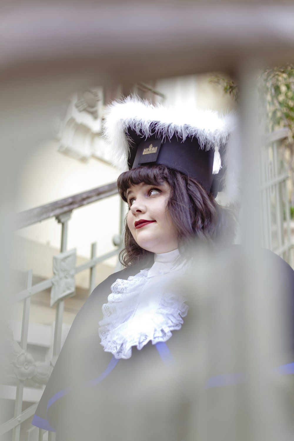 Una donna in un abito di laurea e un cappello