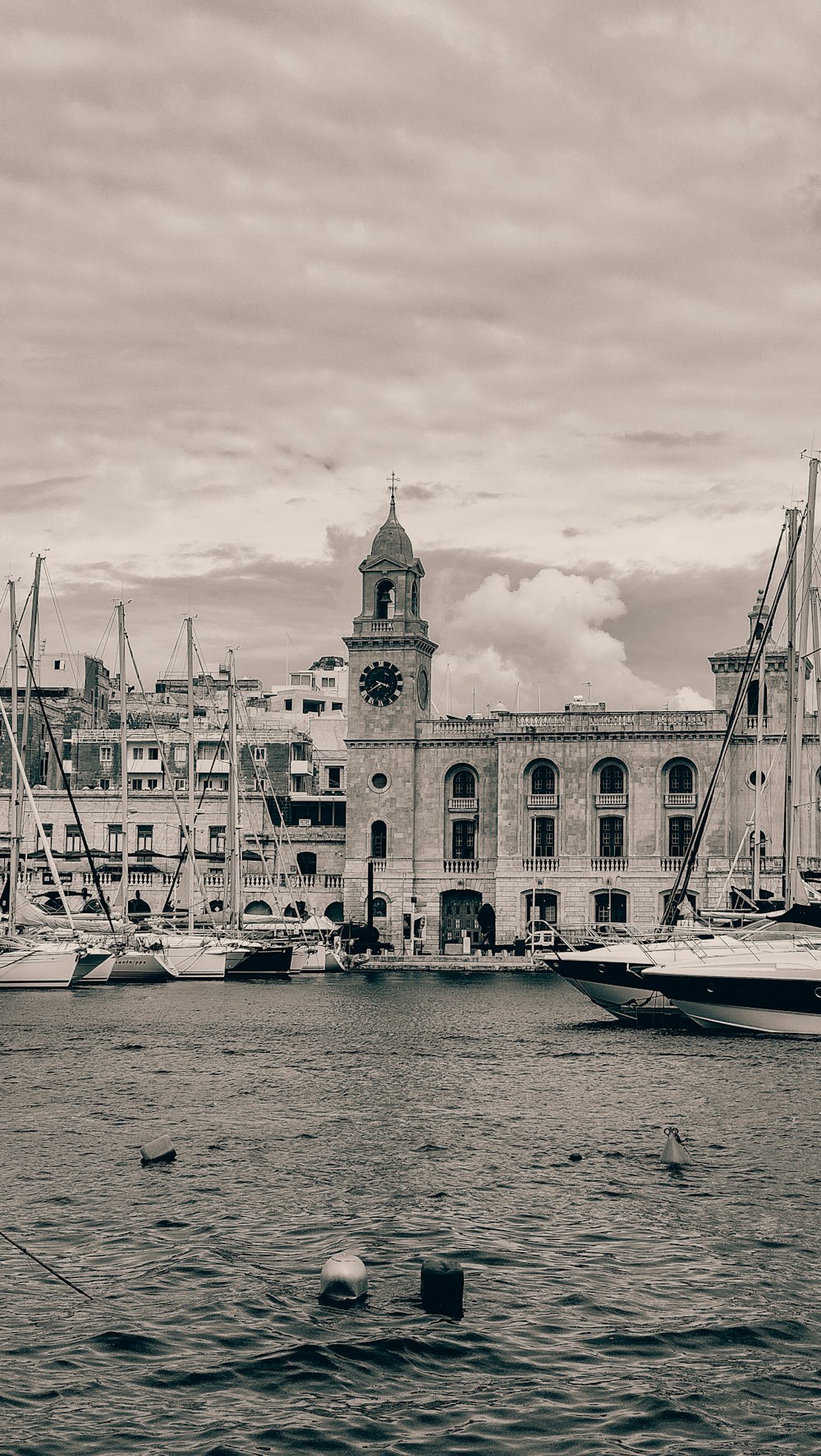Une photo en noir et blanc de bateaux dans un port
