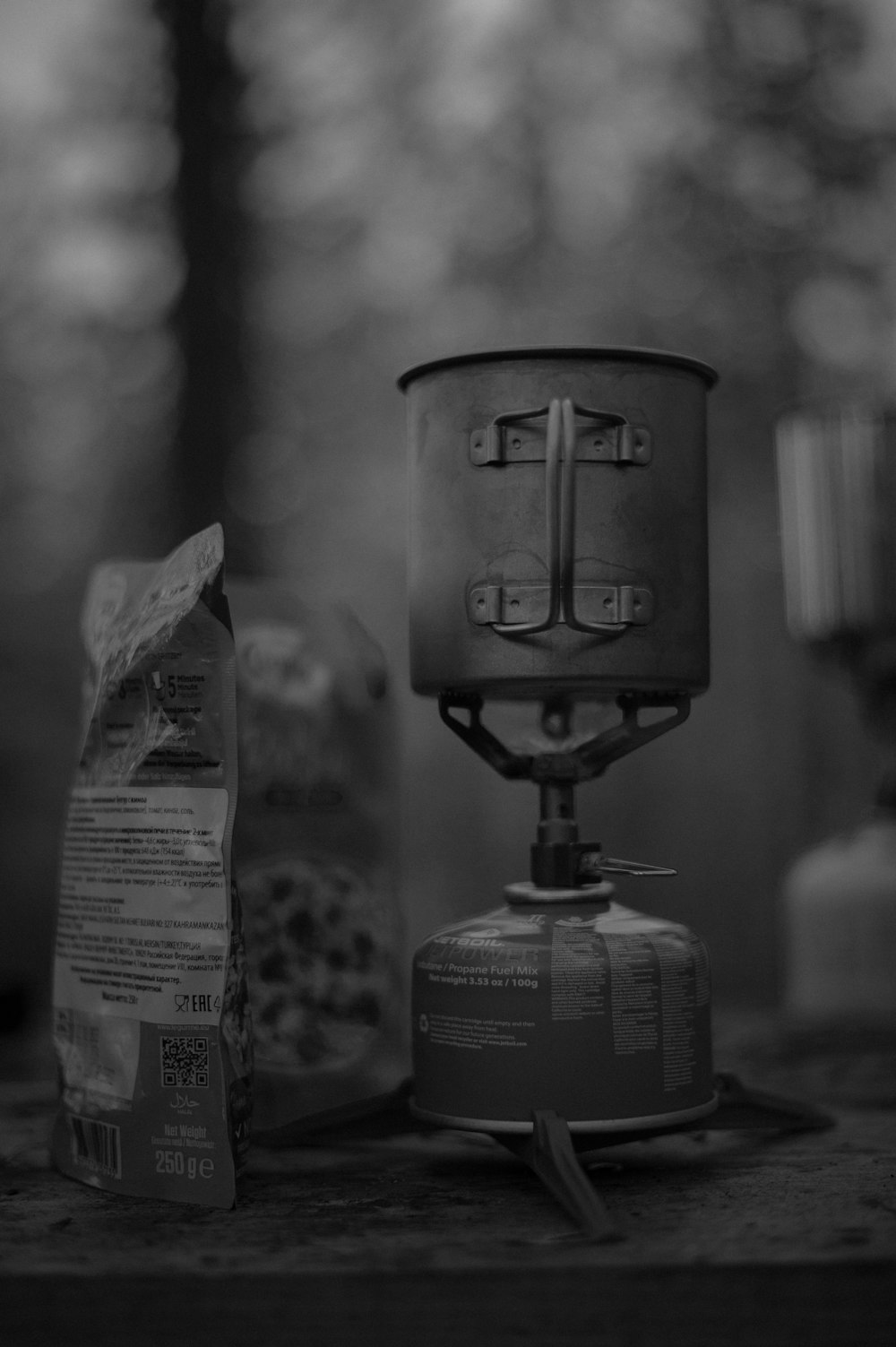 Una foto en blanco y negro de una cafetera