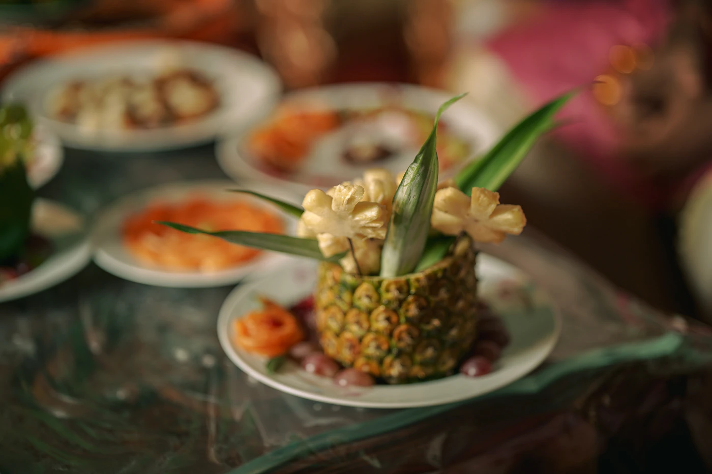 Hochzeitsbuffet mit abwechslungsreich angerichteten Speisen