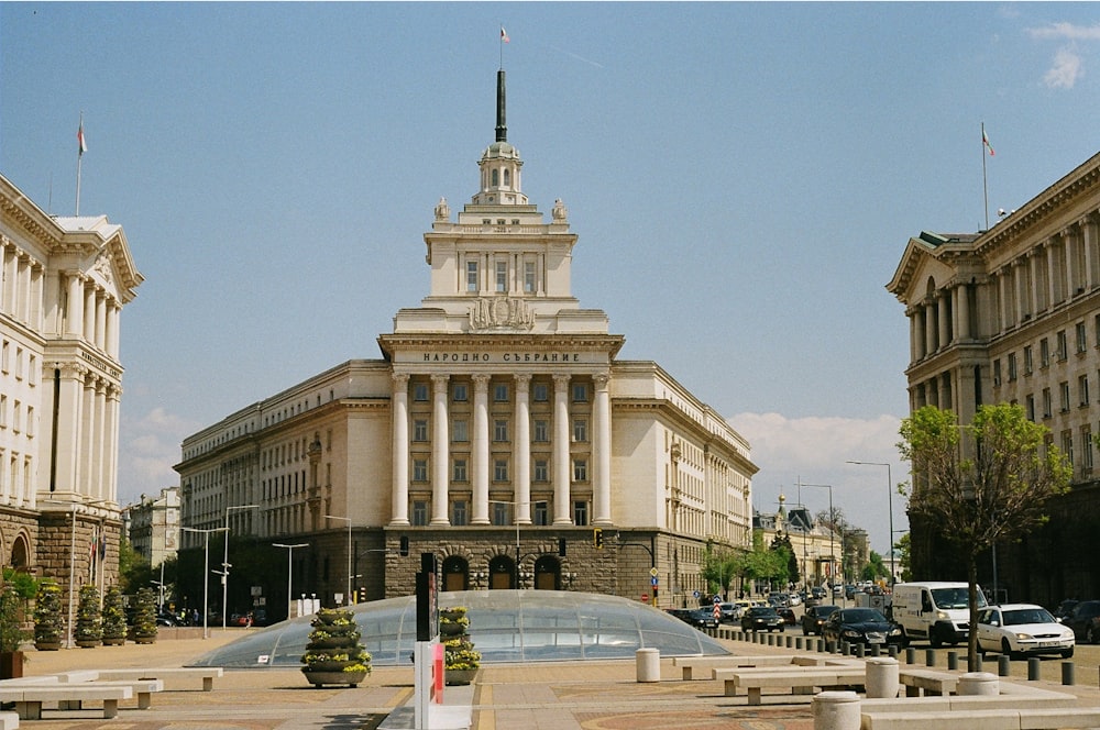 un grand bâtiment surmonté d’une tour de l’horloge