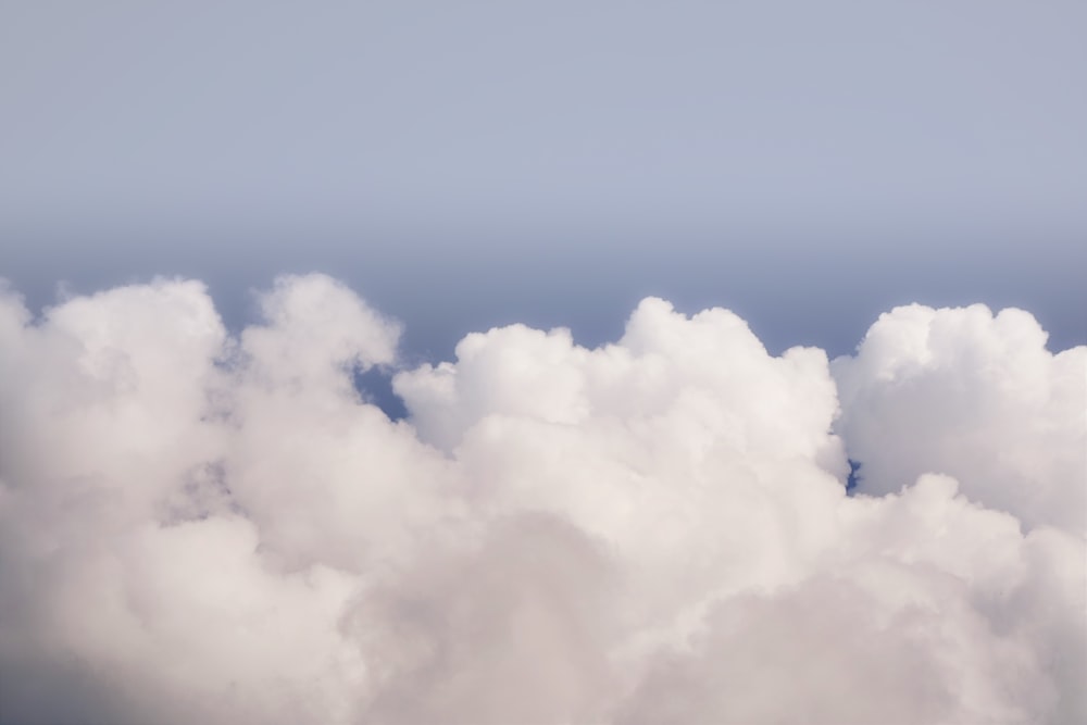 Un aereo che vola attraverso un cielo pieno di nuvole