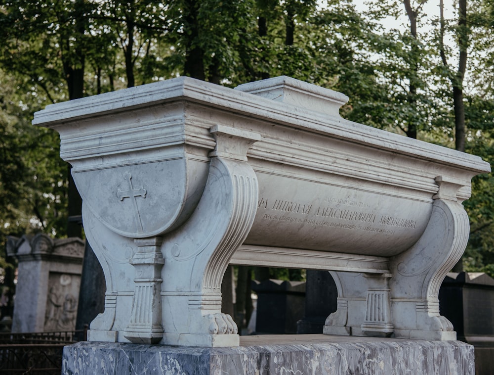 묘지 한가운데에 앉아 있는 커다란 흰색 기념물