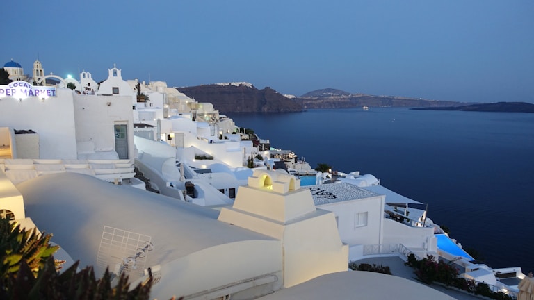 A picturesque view of a traditional Spanish villa by the sea.