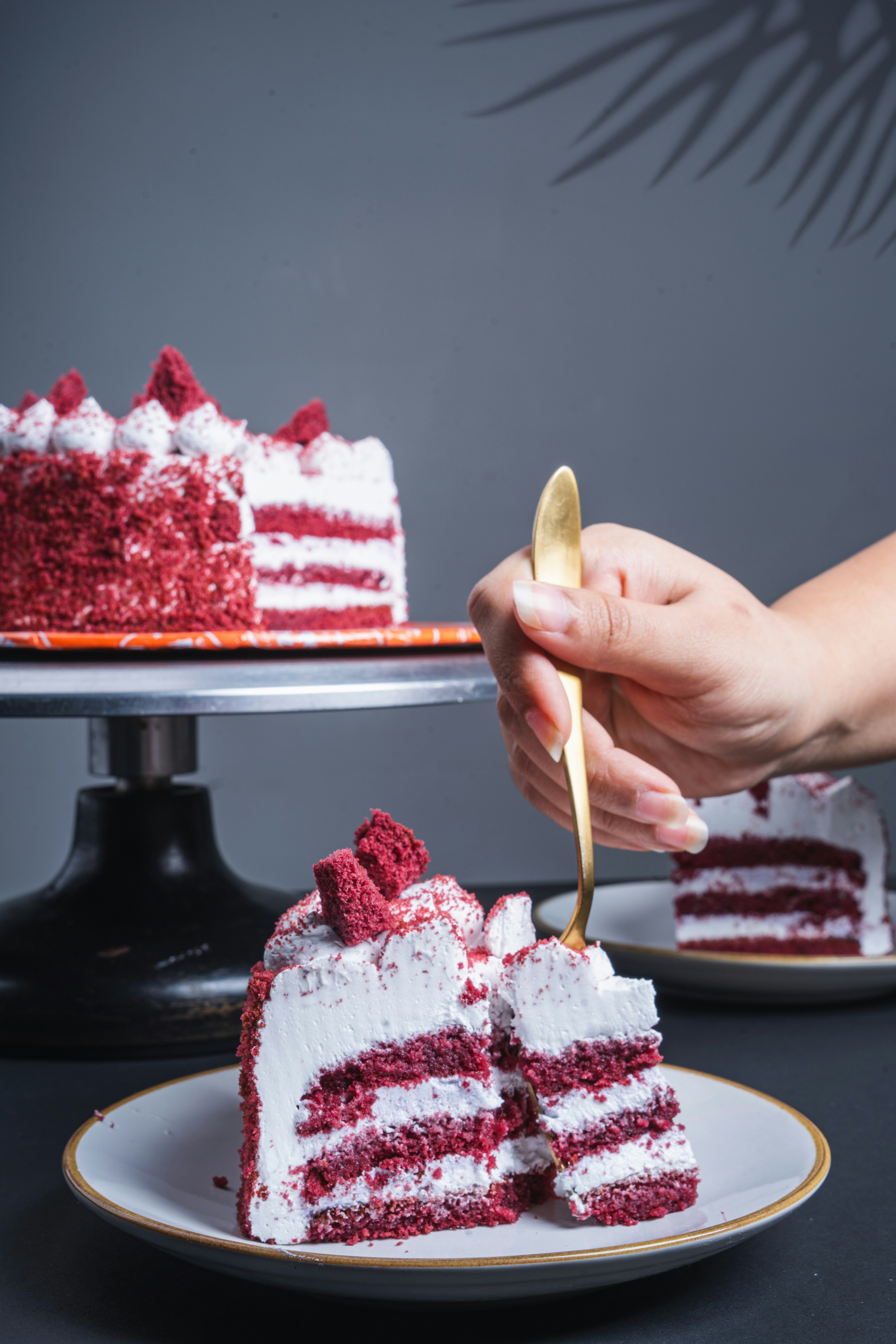 Uma fatia de bolo red velvet em um prato foto – Imagem grátis sobre  Fotografia na Unsplash, image size:3000x4500