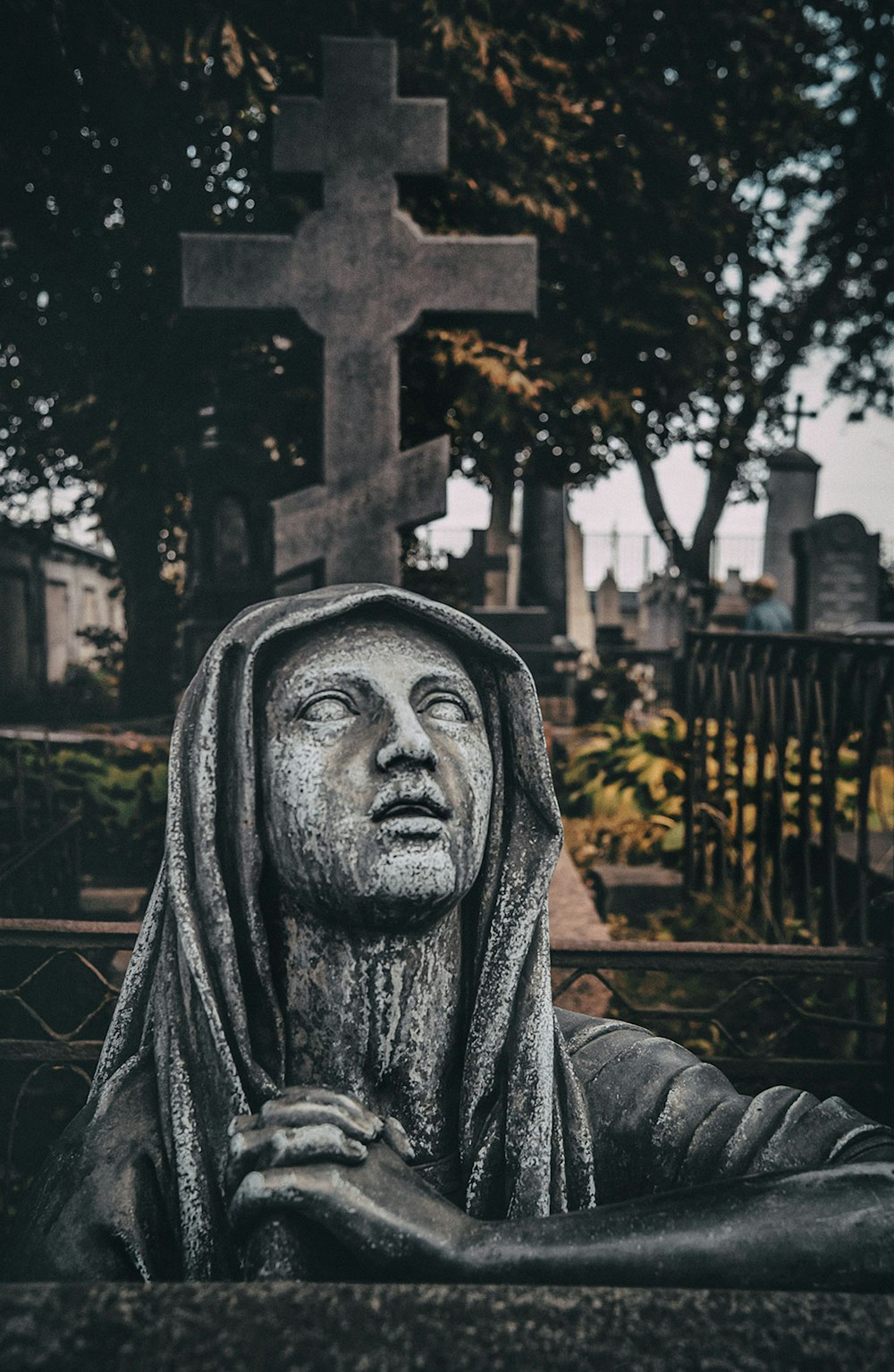 una estatua de una persona con una capucha puesta