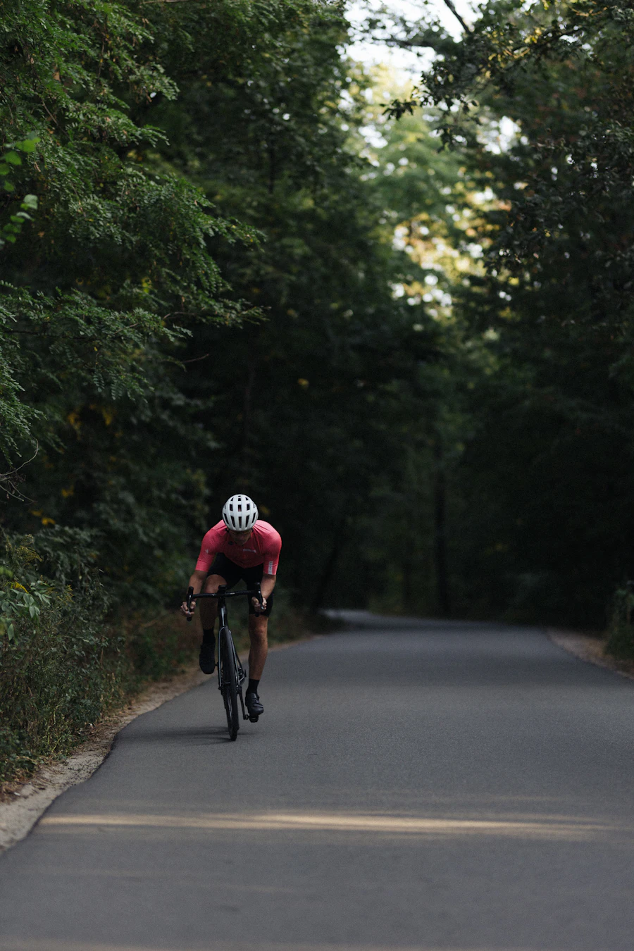 Vélo gravel sur une route de campagne