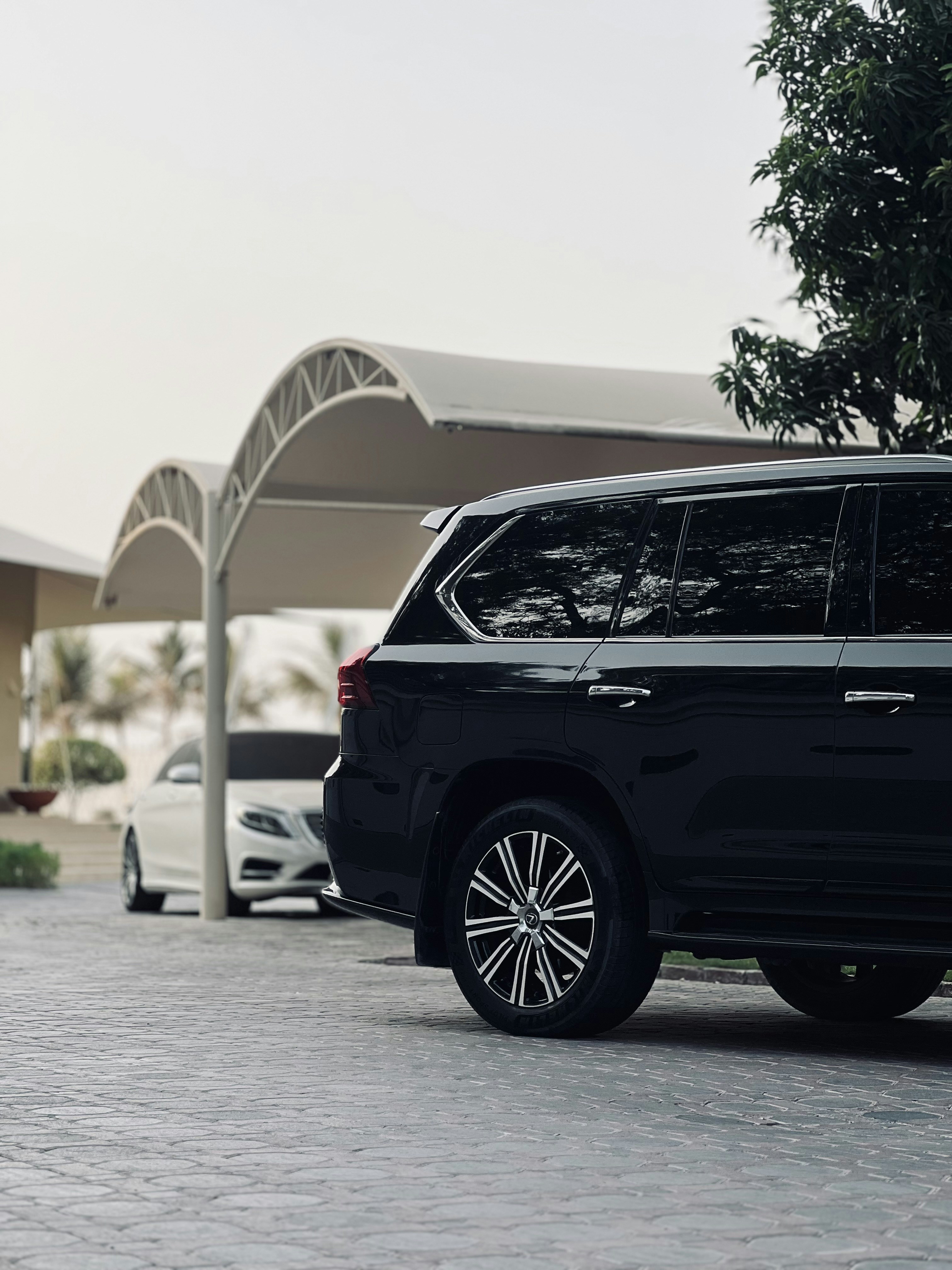 建物の前に駐車された黒いSUV