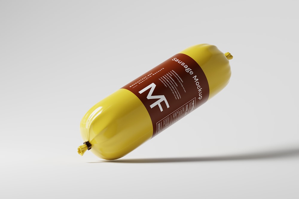 una bottiglia di senape su uno sfondo bianco