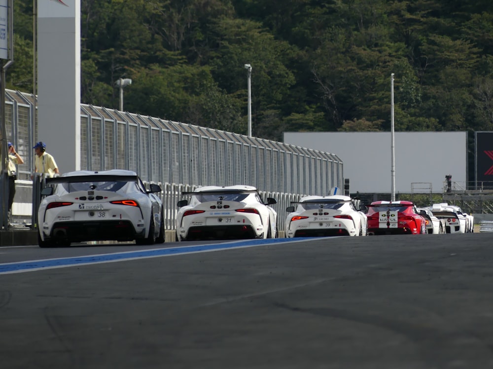 un groupe de voitures garées sur une piste de course