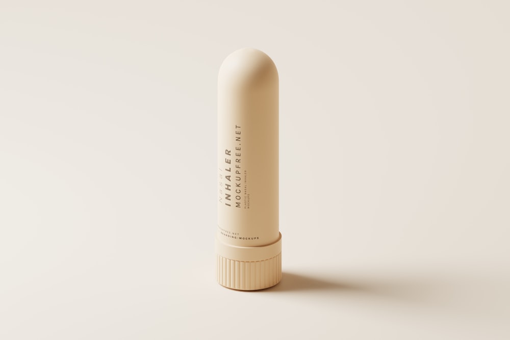 un tubo de paca de labios sobre un fondo blanco