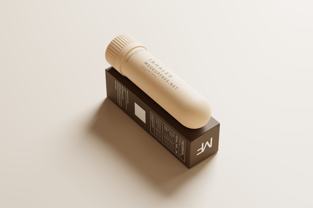 Un tubo de pasta de dientes sentado encima de una caja