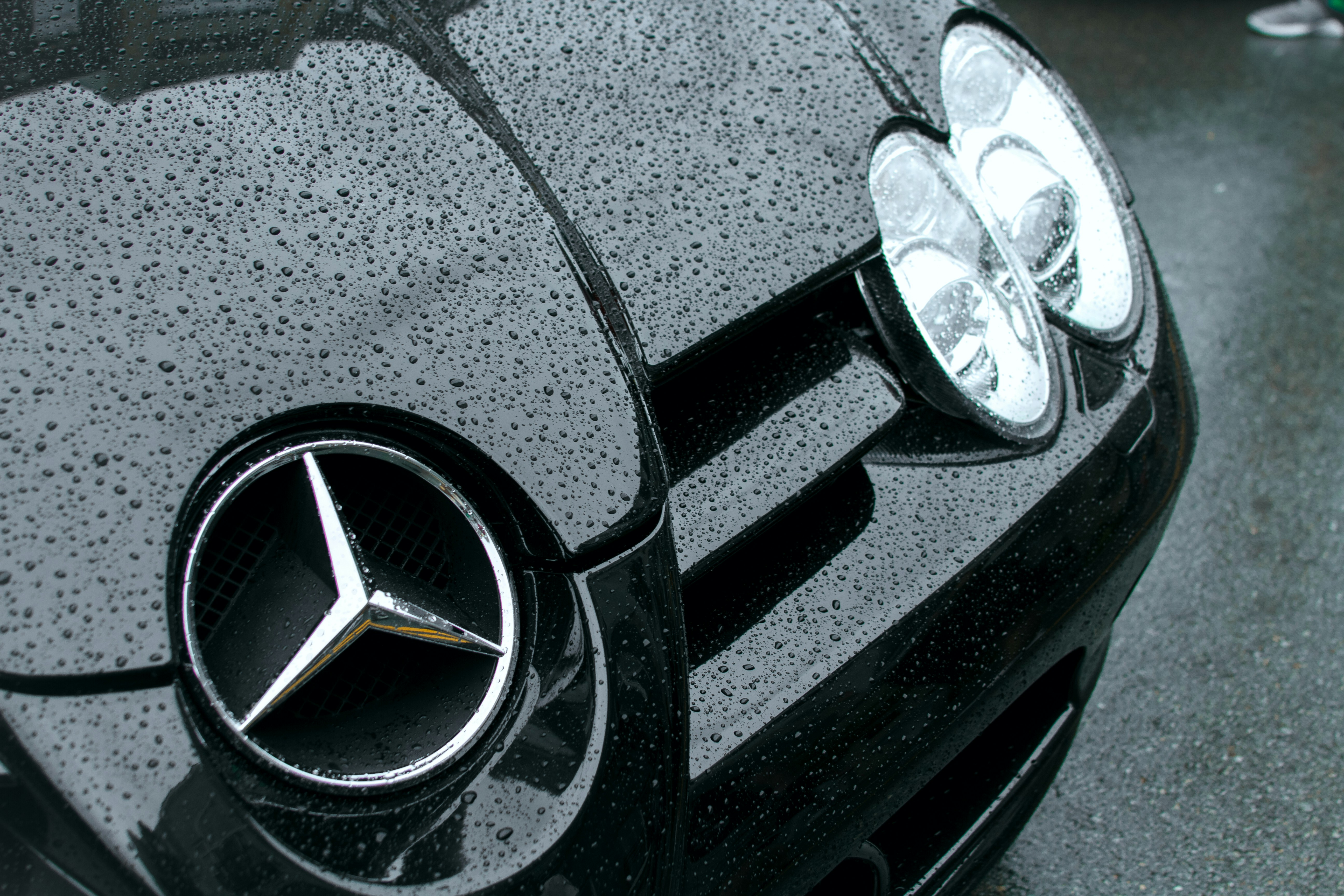 Gros plan de l’avant d’une Mercedes