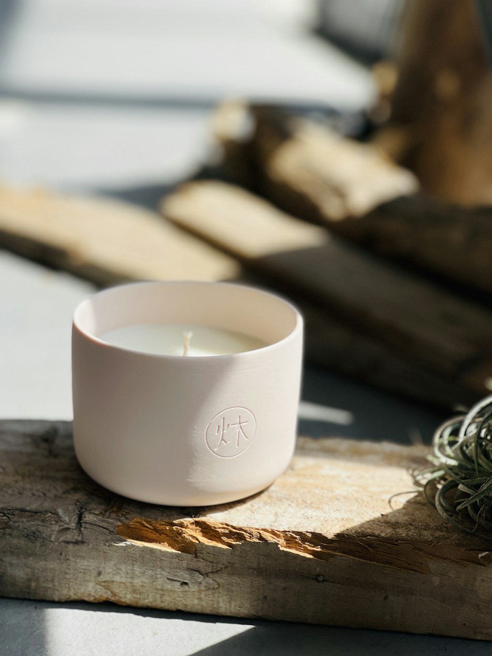 Una taza blanca encima de una mesa de madera