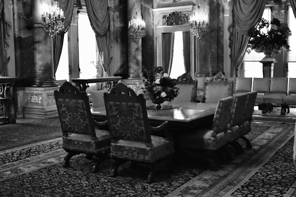 une salle à manger avec une grande table et des chaises