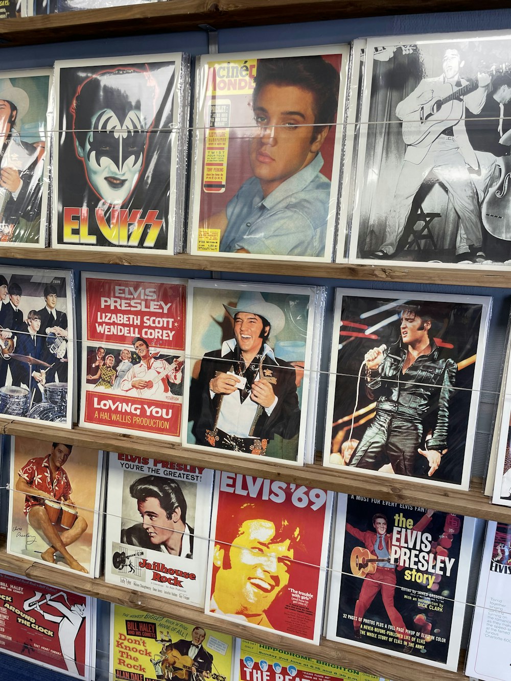 Una exhibición de películas de Elvis en una tienda