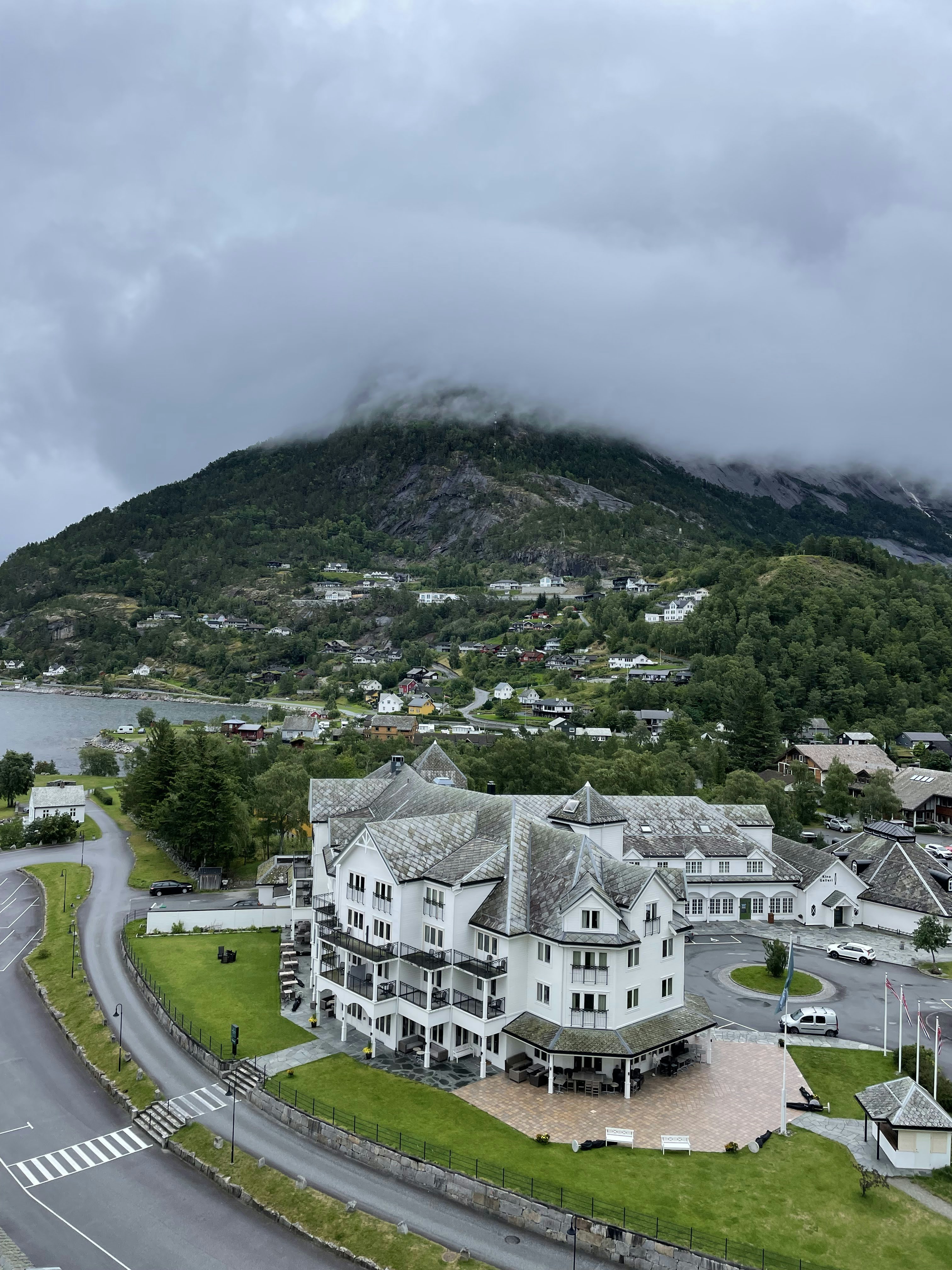 Un grand bâtiment blanc avec une montagne en arrière-plan