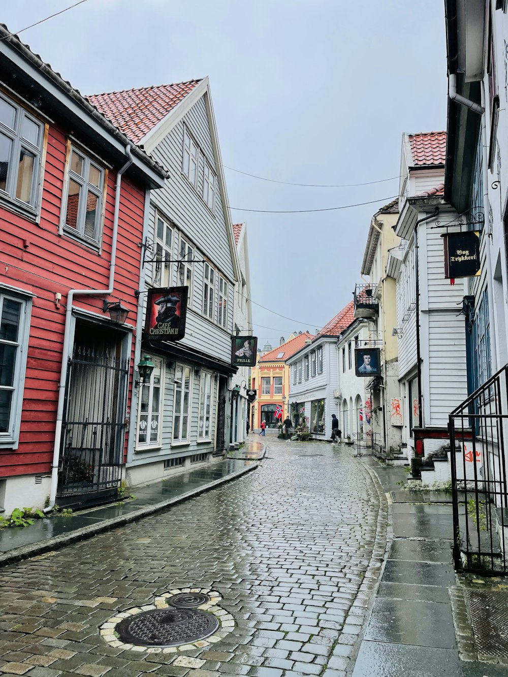Une rue pavée dans une ville européenne
