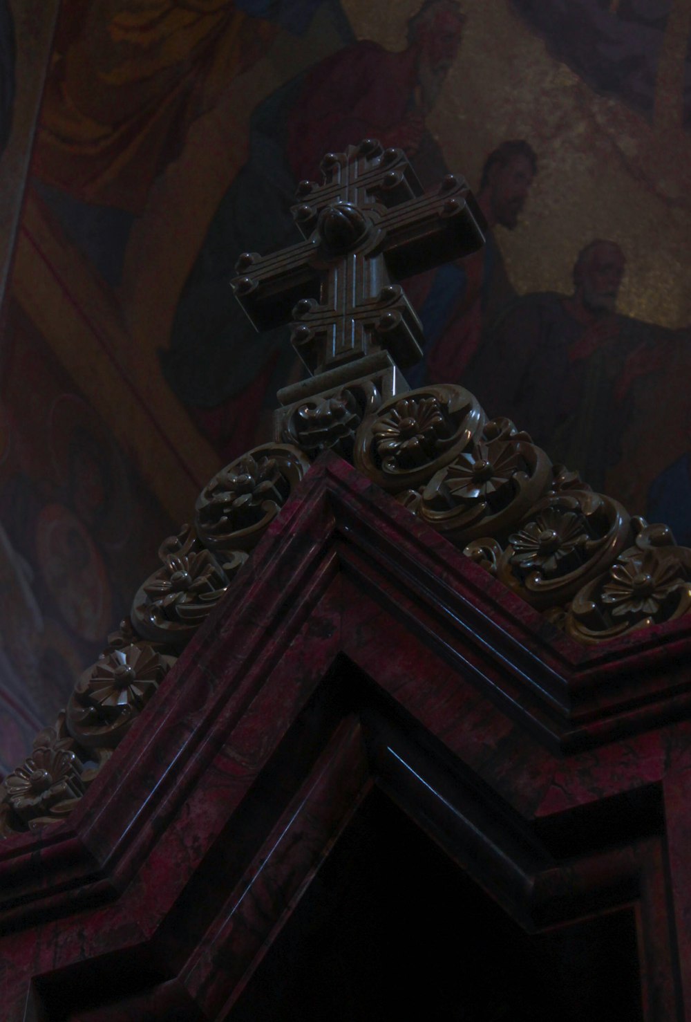 une horloge surmontée d’une croix