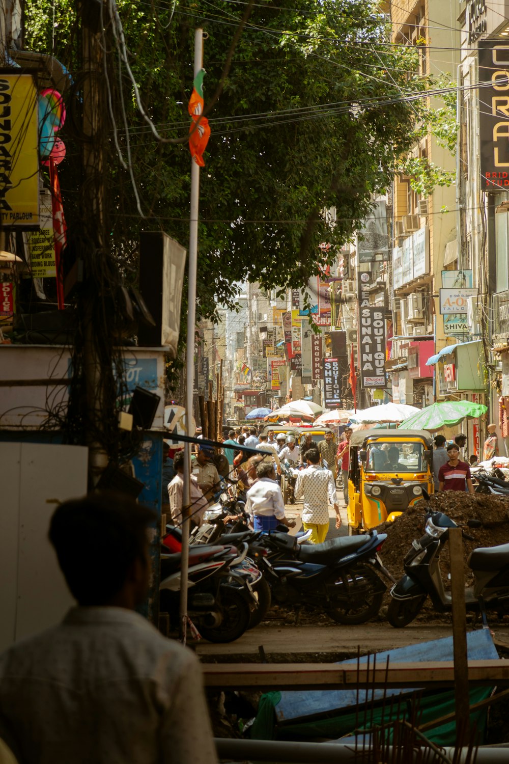 a busy city street filled with lots of motorcycles