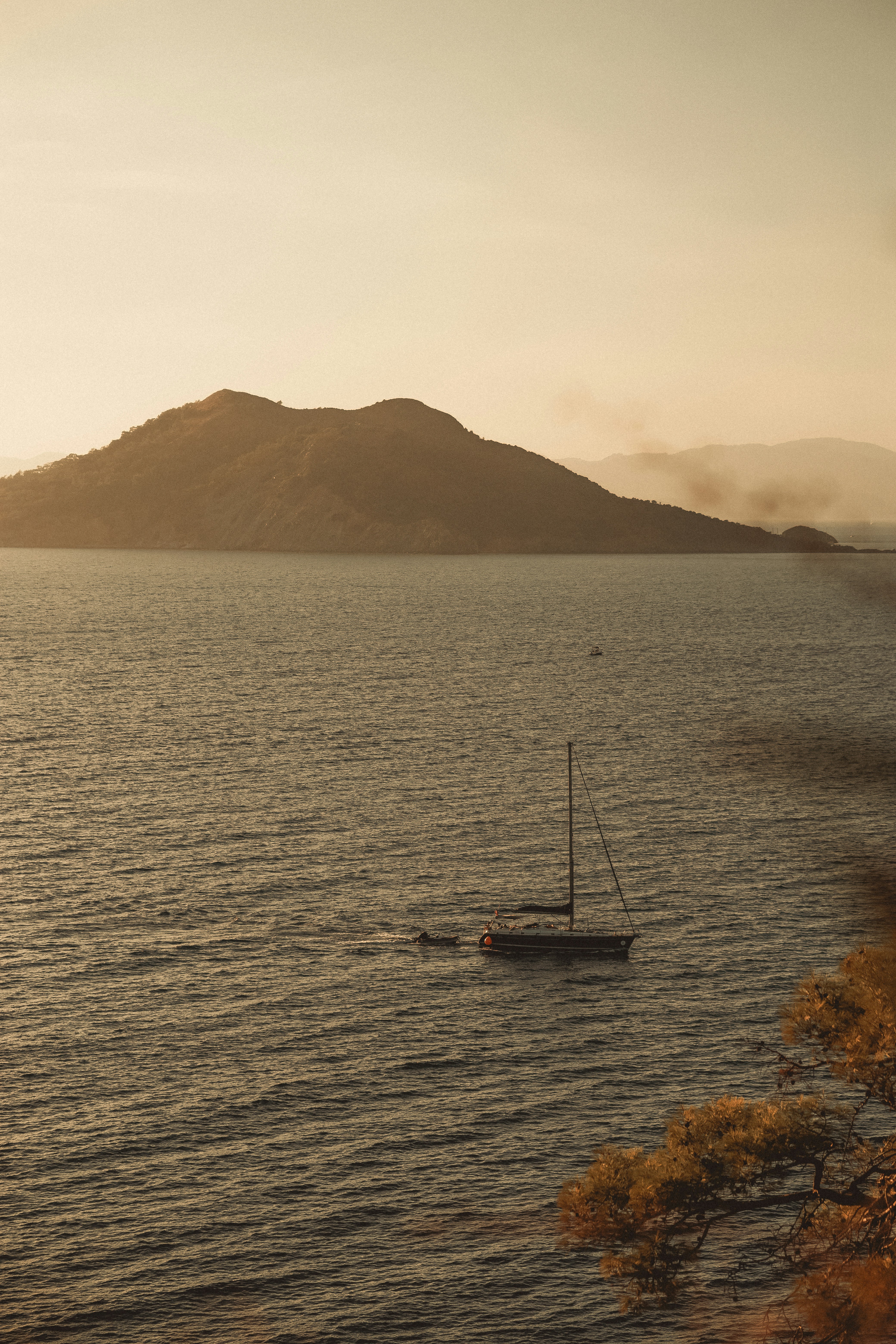 A sailboat in the middle of a body of water photo – Free Vehicle Image ...