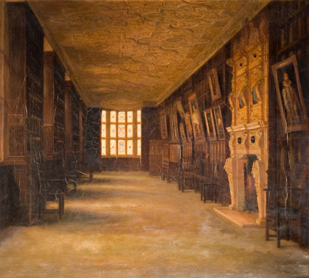 Un dipinto di una lunga stanza con scaffali