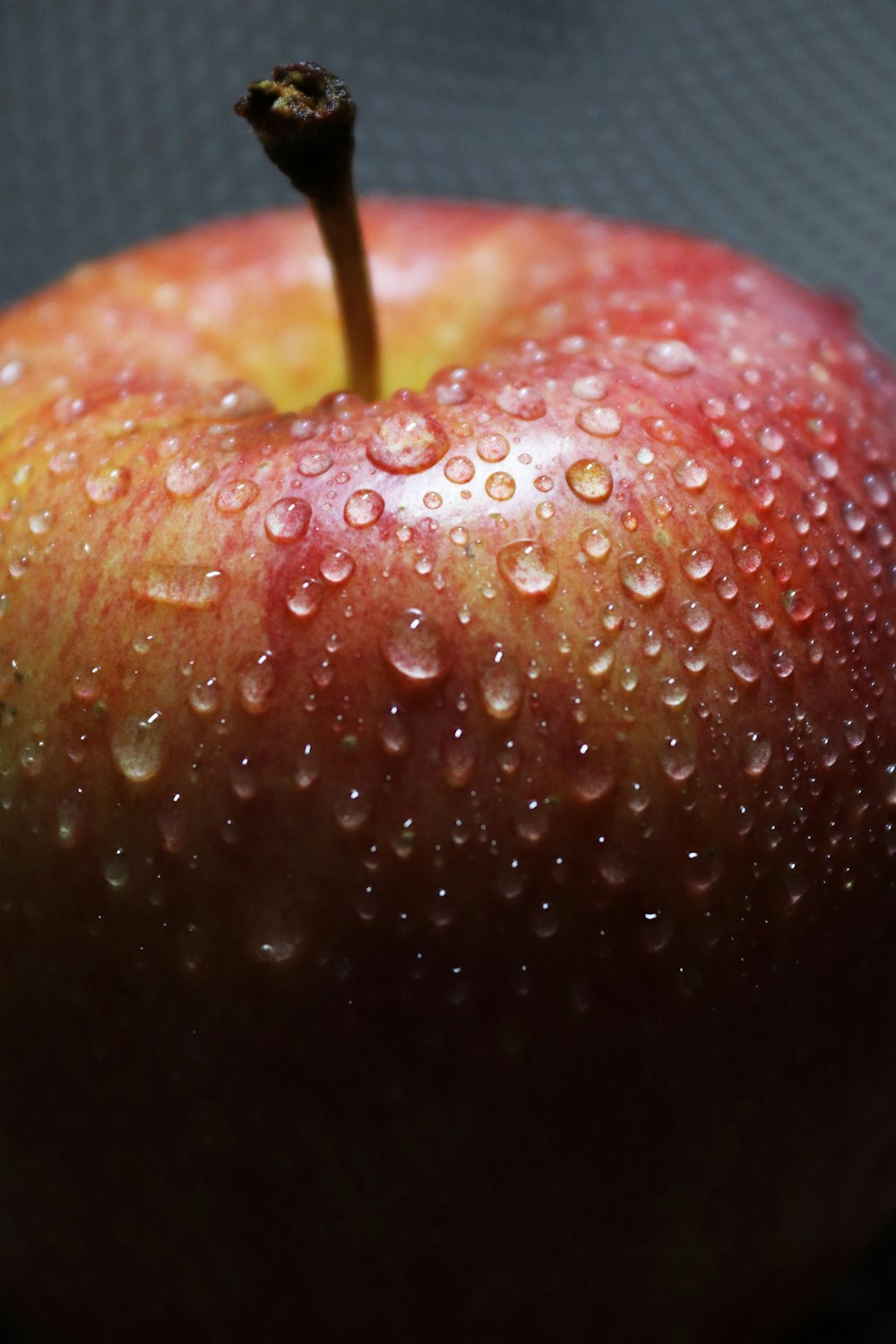 ein roter Apfel mit Wassertropfen darauf