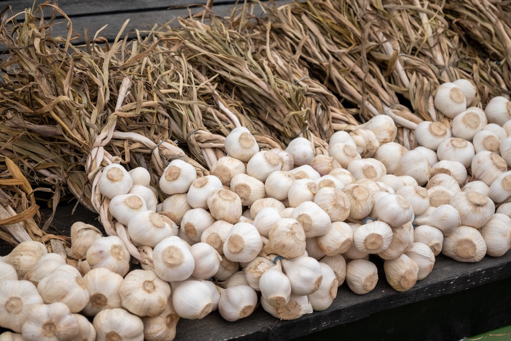 a bunch of garlic sitting on top of a table