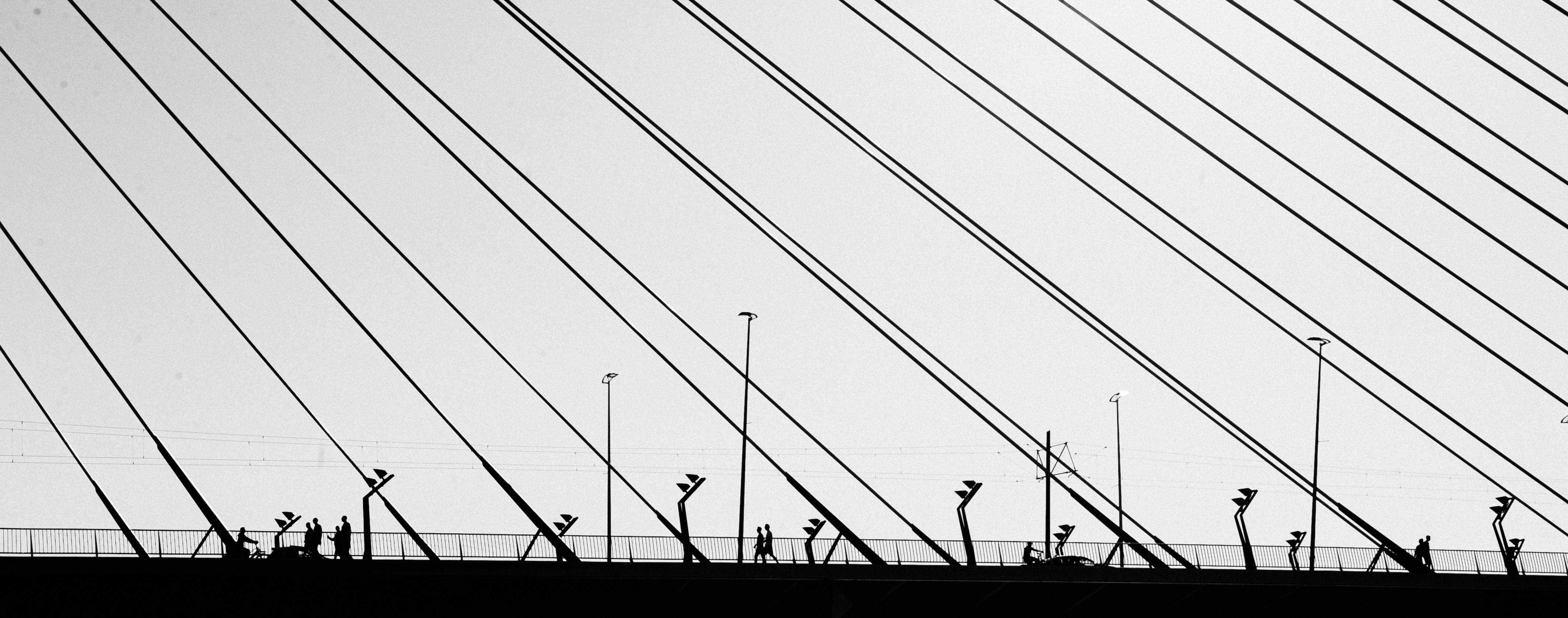 Hollanda'da mühendislik sektörlerine göre maaş karşılaştırmasını ve çalışma koşullarını temsil eden, üzerinde Euro banknotları ve mühendislik ekipmanları bulunan modern bir çalışma alanı.