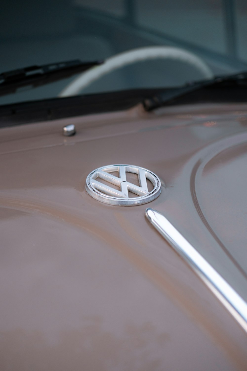 Um close up de um emblema Volkswagen no capô de um carro