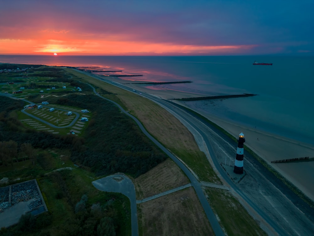 Una vista aérea de un faro al atardecer