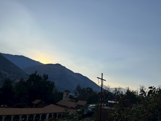 Sunset over the Valle countryside with a banner reading 'Aprobeca 502. Que el olvido no decida.'