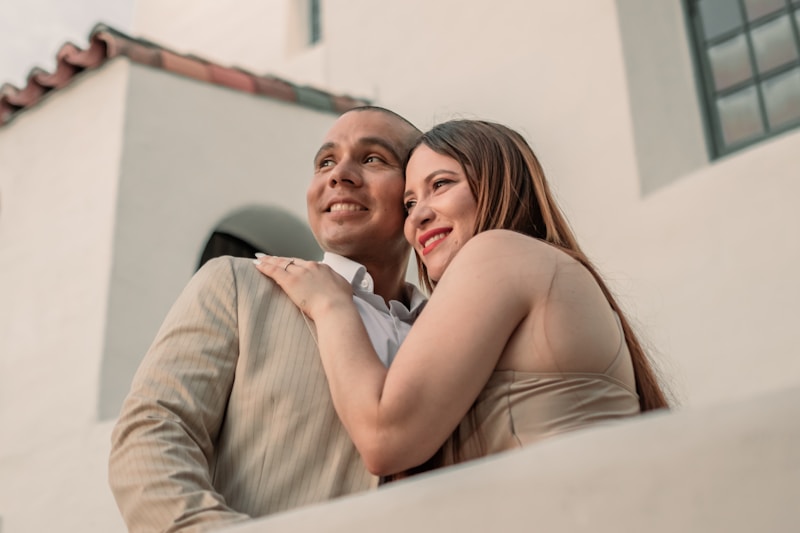 Abrazo romántico en la ciudad