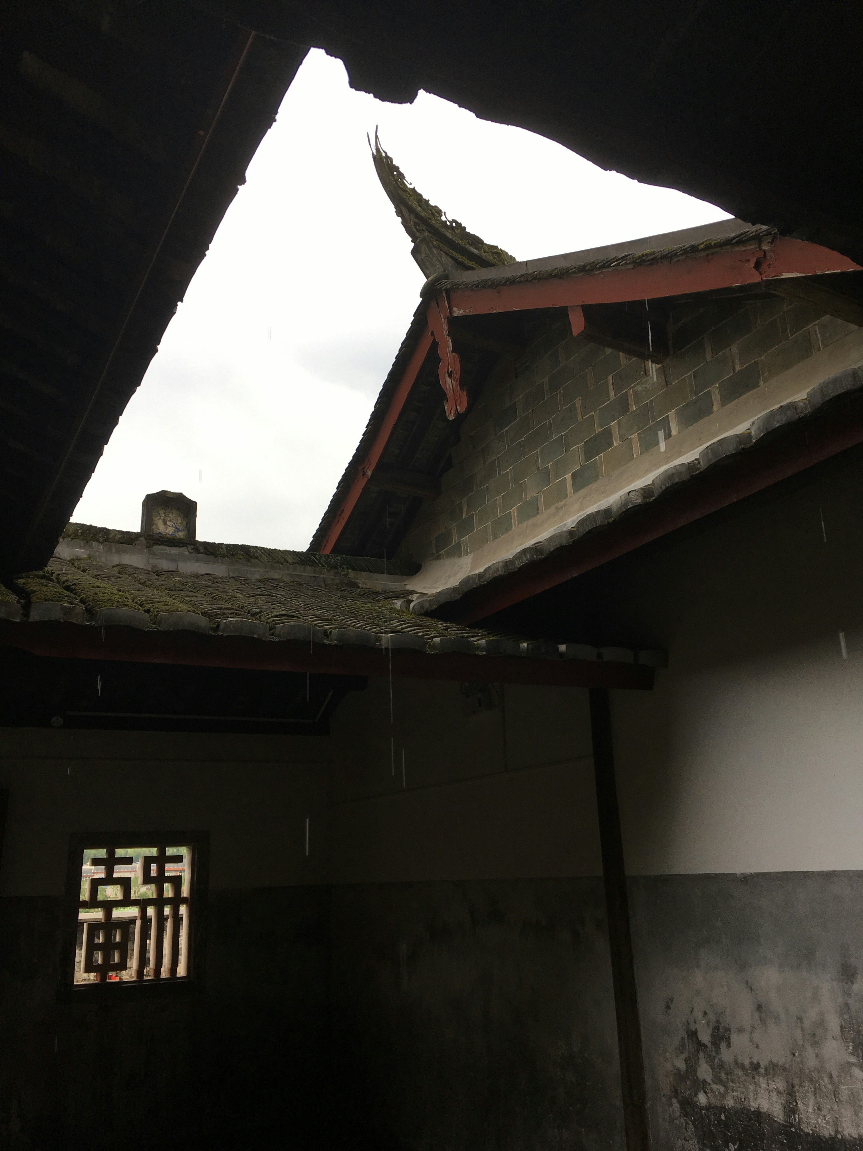 das Dach eines Gebäudes mit einem Oberlicht darüber