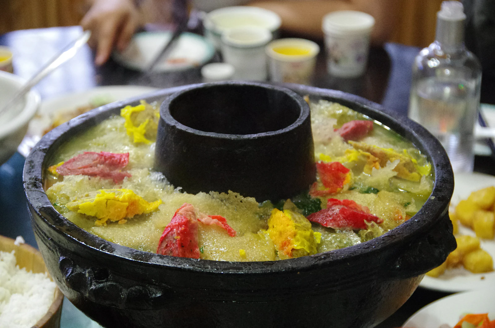 Mâm gà hầm dak hanmari kèm rau sống và sốt chấm
