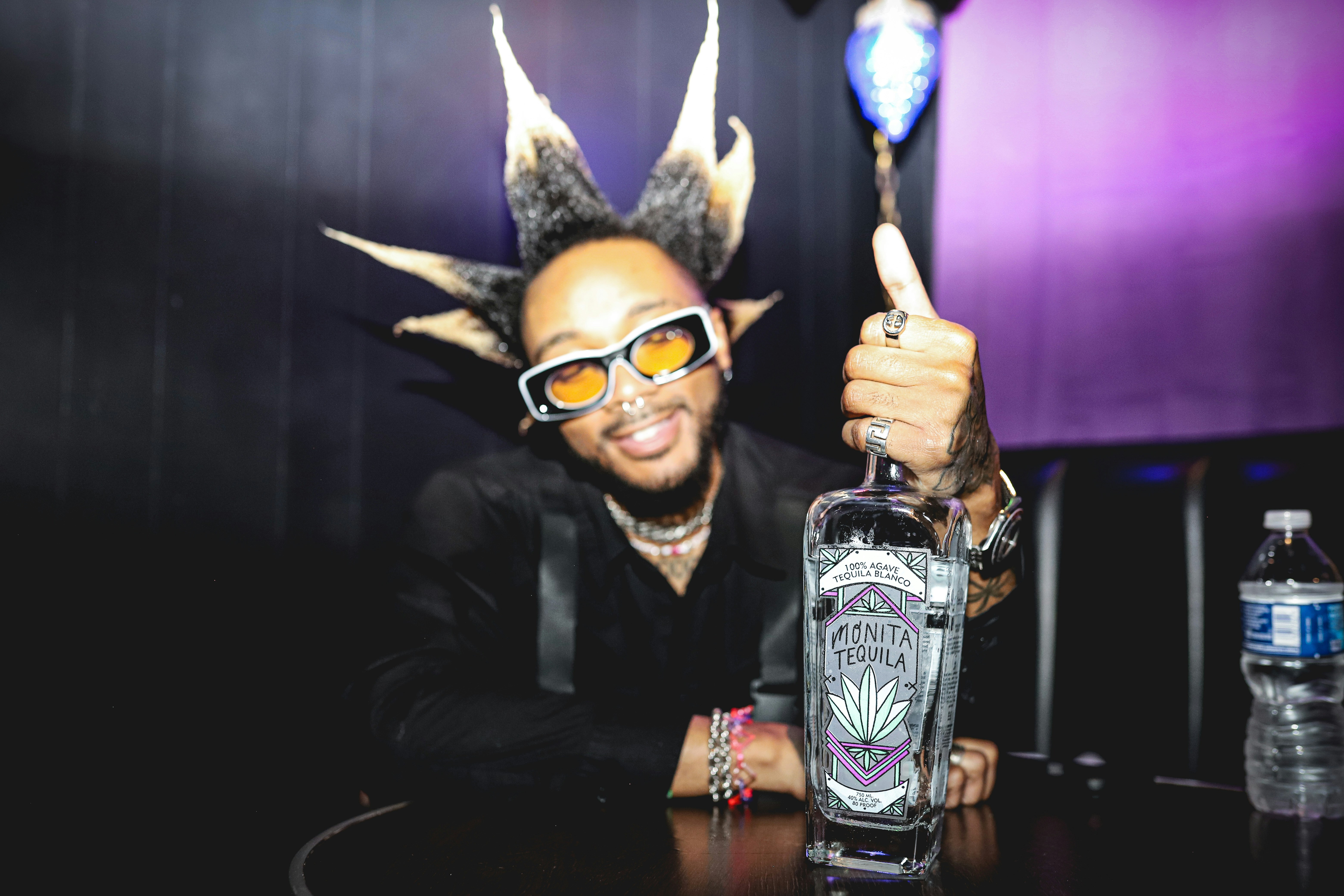 photo-1695866648599-6ef16b705db8?ixid=M3wxMjA3fDB8MXxzZWFyY2h8MXx8bW9uaXRhfGVufDB8fHx8MTc2NjM0NTMzOHww\u0026ixlib=rb-4.1.0