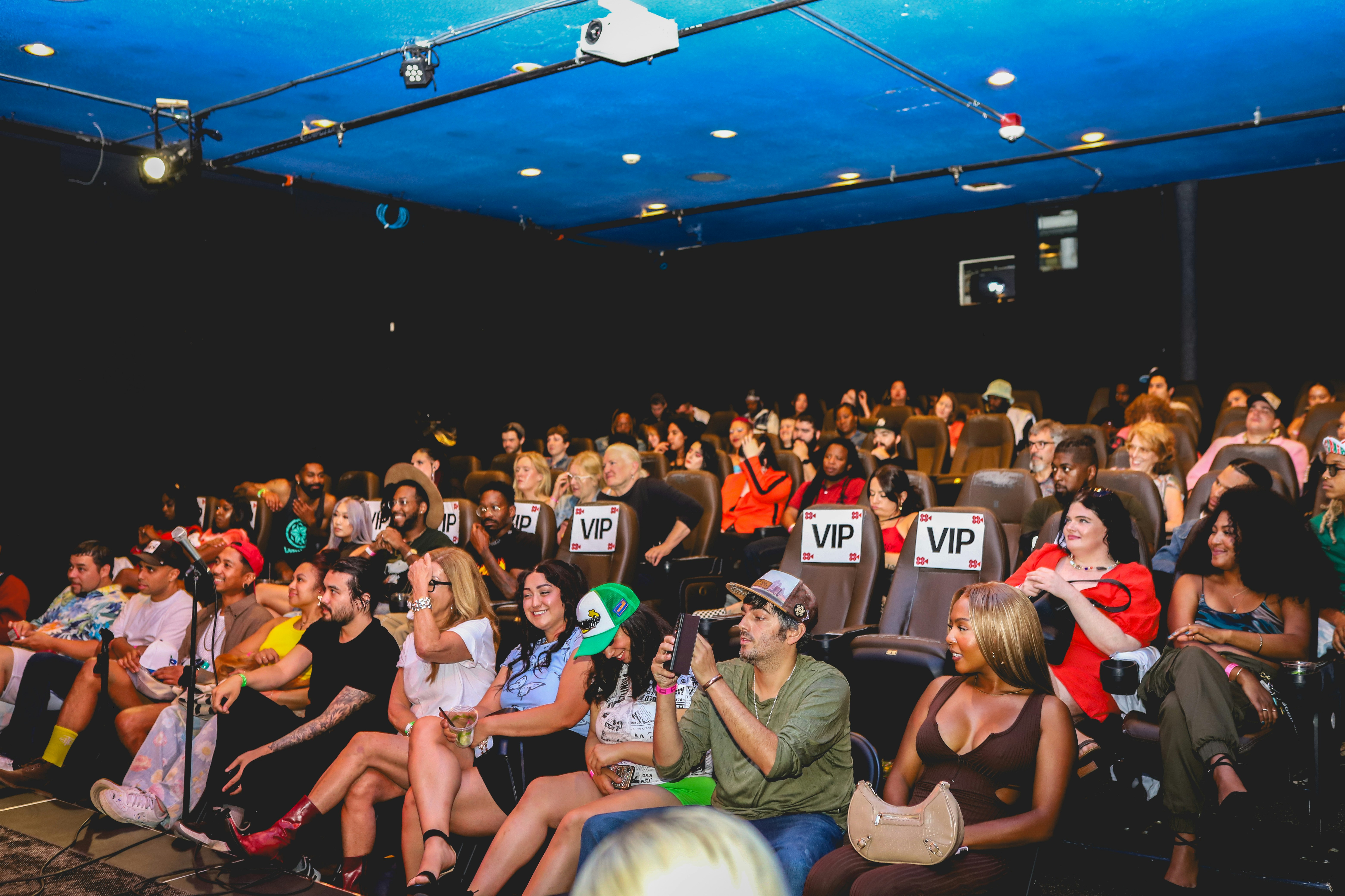 Público observando un programa de competencia en un estudio de televisión