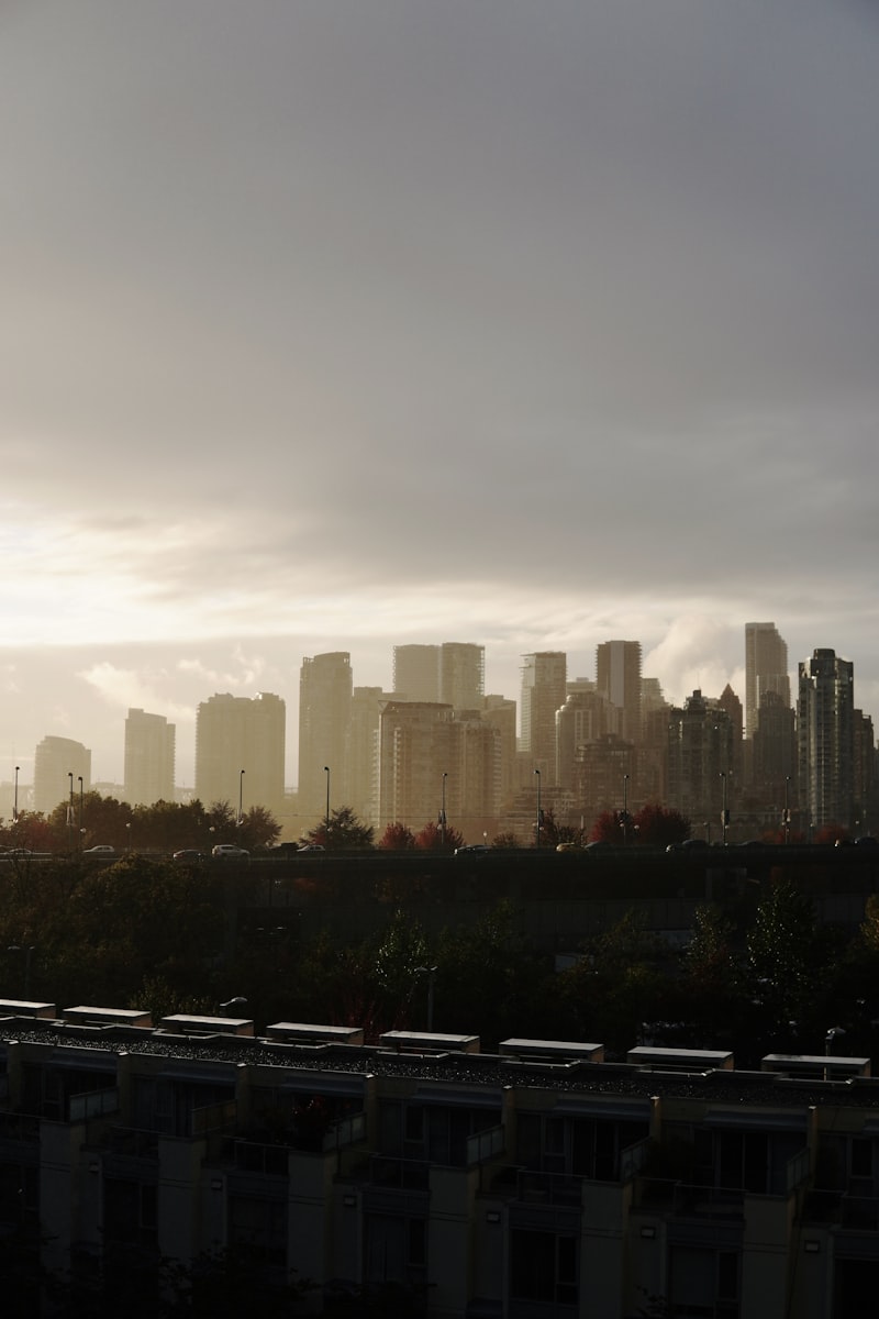 Vue brumeuse de Vancouver depuis la distance avec nuages bas sur la ville